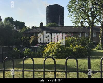 London, UK, 2017. Grenfell Turm - die verkohlten Überreste des Hochhauses, die letzte Nacht in North Kensington in geraten Brand Stockfoto