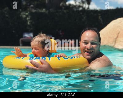Vater und Baby Boy Spaß im Schwimmbad Stockfoto