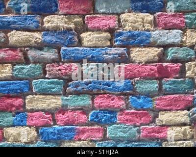 Eine bunte Ziegel Wand in Venedig, Italien (Querformat). Von Matthew Oakes genommen. Stockfoto