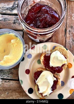 Diese herzförmige Scones heute gemacht und genossen einen englischen Creme Tee. Stockfoto