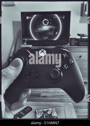 EIN XBOX Controller und Spiel im Fernsehen. Stockfoto