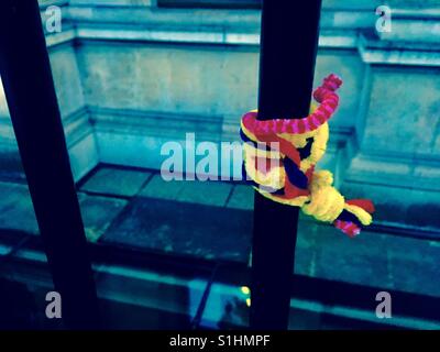 Bunte Fäden gebunden an ein schwarzes Eisenzaun der National Portrait Gallery in London Stockfoto