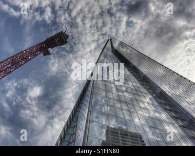 Der Shard Wolkenkratzer neben einem Kran in London zu sehen Stockfoto