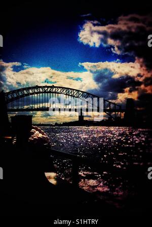 Blick auf die Sydney Harbour Bridge aus eine Fähre nach Manly Stockfoto