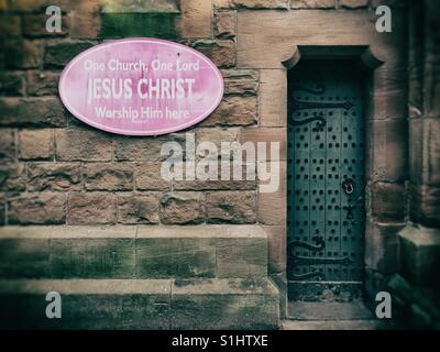 Seiteneingang der All Saints Church in Runcorn, Cheshire, UK Stockfoto