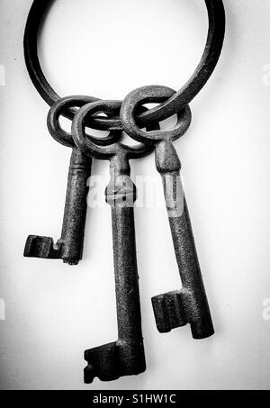 Große alte altmodische Schlüssel auf Metall Schlüsselanhänger Stockfoto
