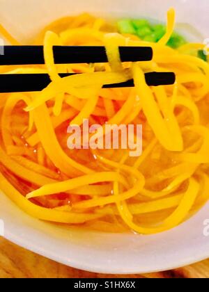 Miso-Suppe mit Butternut-Kürbis-Nudeln Stockfoto