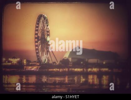 Riesenrad beleuchtet und schimmernden bei Sonnenuntergang am Navy Pier Chicago Stockfoto