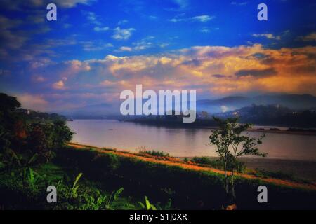 Sonnenaufgang über den Mekong-Fluss in Chiang Khong an der Grenze zwischen Thailand und Laos Stockfoto