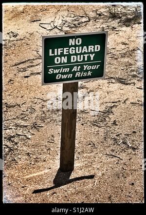 "Kein Bademeister" Schild am Strand Stockfoto