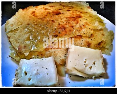 Pane Carasatu mit Taleggio und Olivenöl extra vergine. Stockfoto