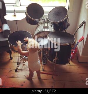 Zehn Monate altes Baby junge Schlagzeug spielen Stockfoto