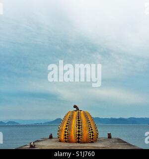 Berühmten gelben Kürbis mit schwarzen Punkten durch die japanische Künstlerin Yayoi Kusama am Pier auf Naoshima Insel installiert Stockfoto