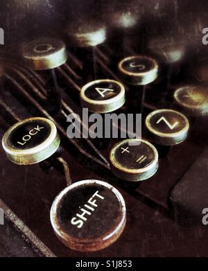 Die Shift-Taste und andere Tasten einer QWERTY-Tastatur auf eine altmodische Schreibmaschine. Stockfoto