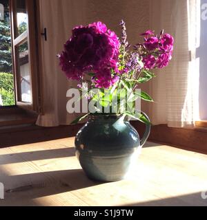 Blumenstrauß wie Phlox und Lavendel auf Vintage Holztisch in Bauernhaus Stockfoto