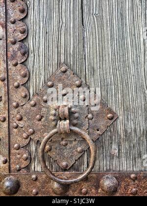Nahaufnahme von rostigen alten Eisen Klopfer Holztür Stockfoto