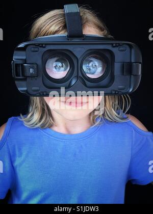 Eine Mädchen trägt VR Brille ohne ein Gerät stark vergrößerte Augen zeigen. Stockfoto