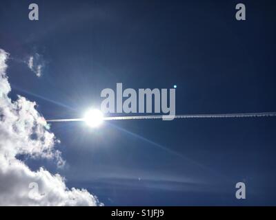 Flugzeug-Wanderwege durch die Sonne Stockfoto