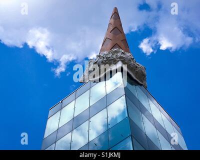 Fallen Kegel Skulptur an einem Gebäude in Köln, Deutschland Stockfoto
