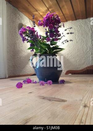 Bouquet von blühenden Garten, Blumen, wie Phlox und Lavendel auf einem Vintage Holztisch in einem Bauernhaus Stockfoto