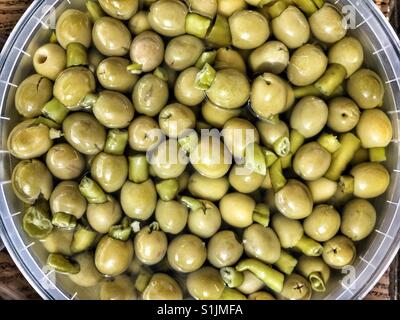 Gefüllte grüne Oliven Stockfoto