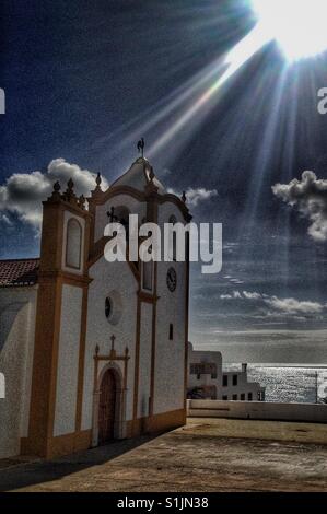 Sonnenlicht auf St. Vincent Kirche, Praia da Luz, Portugal Stockfoto