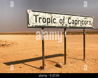 Wendekreis des Steinbocks Zeichen in einer Straße von der Namib Naukluft National Park, Erongo Region, Namibia Stockfoto