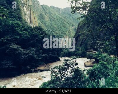 Leistungsstarke Urubamba Fluss fließt in den Anden in der Nähe von Aquas Calientes in Peru Stockfoto