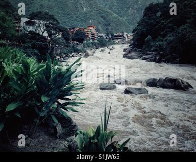 Leistungsstarke Urubamba Fluss fließt in den Anden in der Nähe von Aquas Calientes in Peru Stockfoto