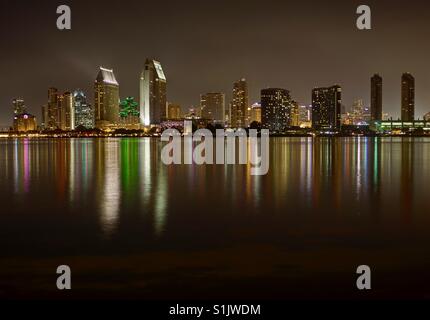 Malerische Nachtansicht von San Diego downtown von El Coronado Island. Stockfoto