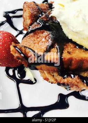 Sticky Toffee Pudding mit Clotted cream Stockfoto