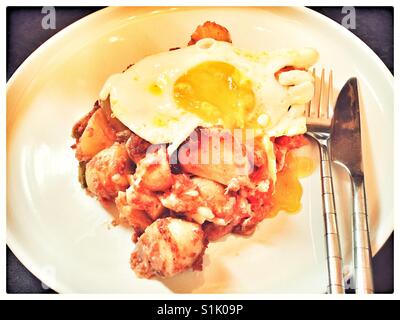 Corned Beef Hash garniert mit einem Spiegelei. Stockfoto