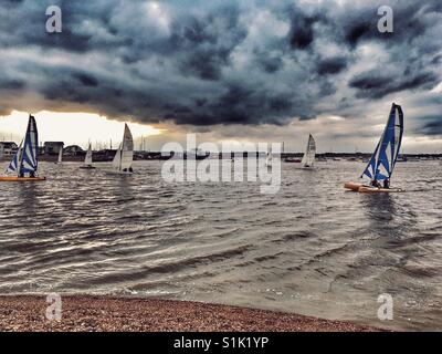 Felixstowe Ferry Sailing Club Mitglieder, Fluss Deben, Suffolk, UK. Stockfoto