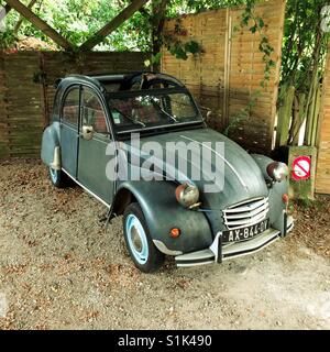 Ein klassisches 2CV Cìtroen Auto Stockfoto