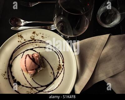 Gemeinkosten Erfassung von Dessert Erdbeer-Eis und Rotwein Stockfoto