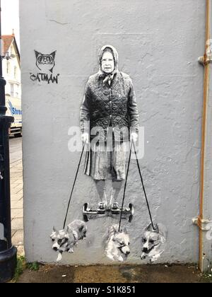 Street Art, Queen Elizabeth zu Fuß die Corgis auf einem Hoverboard, Whitstable, Kent, England Stockfoto