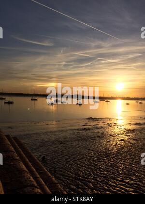 Ebbe am Burnham-auf-Crouch, Essex, bei Sonnenuntergang Stockfoto