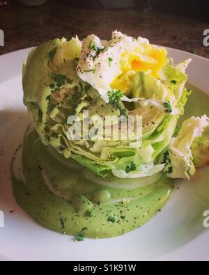 Keil Salat mit Grüne Göttin dressing Stockfoto
