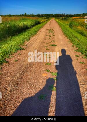 Schatten einer Person und ihrem Hund. Stockfoto