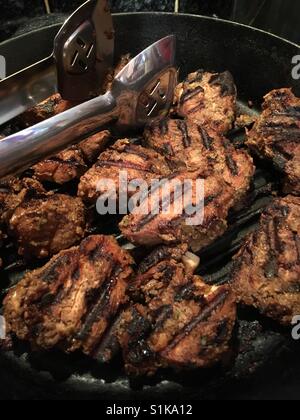 Jamaican Jerk Chicken auf der Herdplatte. Stockfoto