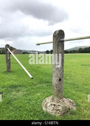 Kaputt Teil eine Menge Kontrolle Sperre um eine Spielwiese und Sportplatz Stockfoto