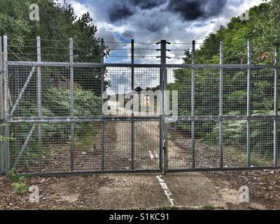 East Gate auf dem ehemaligen amerikanischen Militärflugplatz USAF Woodbridge. Ende Dezember 1980 gab es eine Reihe von gemeldeten Sichtungen von unerklärliche Lichter in der Nähe Rendelsham Wald verbunden mit UFO-Landungen. Stockfoto