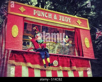 Ein Retro-Effekt Bild von Joey der Clown und Herr Punch in The Punch & Judy Show. Eine ein-Mann-Leistung mit verschiedenen Marionetten. Eine Kindheit Favorit von anno dazumal. Bildnachweis - © COLIN HOSKINS. Stockfoto