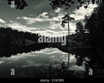 Schwedischen See mit noch spiegelglatte Oberfläche Stockfoto