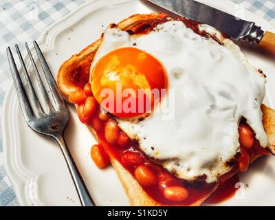 Heinz gebackene Bohnen auf Toast mit Spiegelei Stockfoto