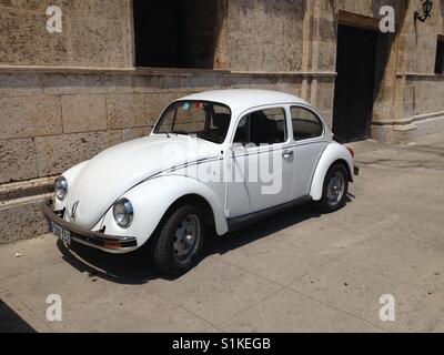 Klassischen weißen VW Käfer in Havanna, Kuba (Querformat). Von Matthew Oakes genommen. Stockfoto