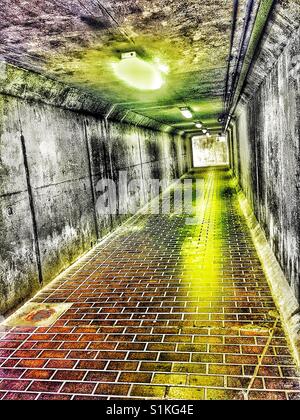 Durchgang, der Gehweg auf Pfad Themse führt zu Thames Barrier, London, England Stockfoto