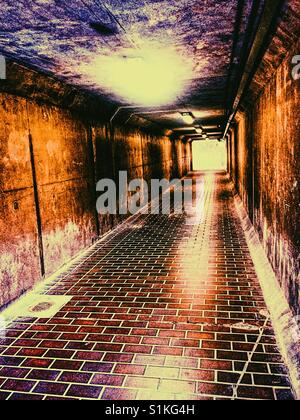 Durchgang, der Gehweg auf Pfad Themse führt zu Thames Barrier, London, England Stockfoto