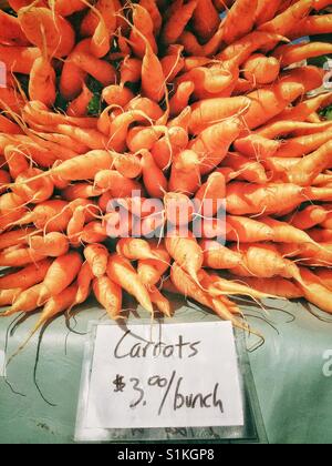 Frische lokal angebaute Karotten auf einem Bauernhof im freien Markt, British Columbia, Kanada. Stockfoto