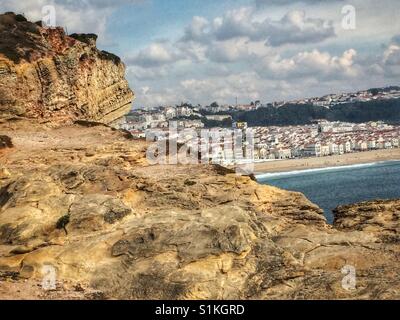 Stadt von Nazare, Portugal, unter den Klippen zu sehen. Stockfoto